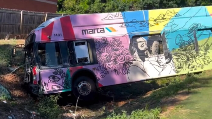 MARTA bus crashed into ditch on Holcomb Bridge Road in DeKalb County